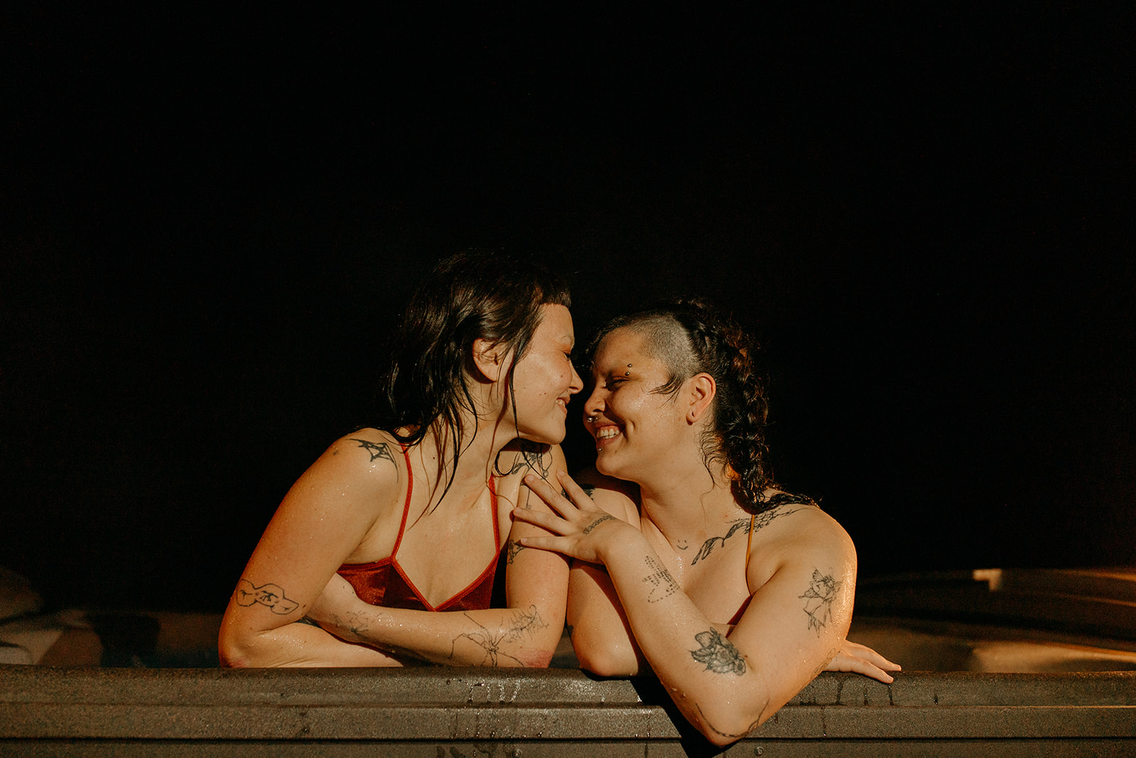 romantic airbnb couples photoshoot in a hot tub